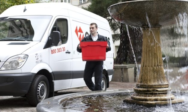 Kurier przekazuje paczkę na trasie do drugiego samochodu – Nagranie z YouTube