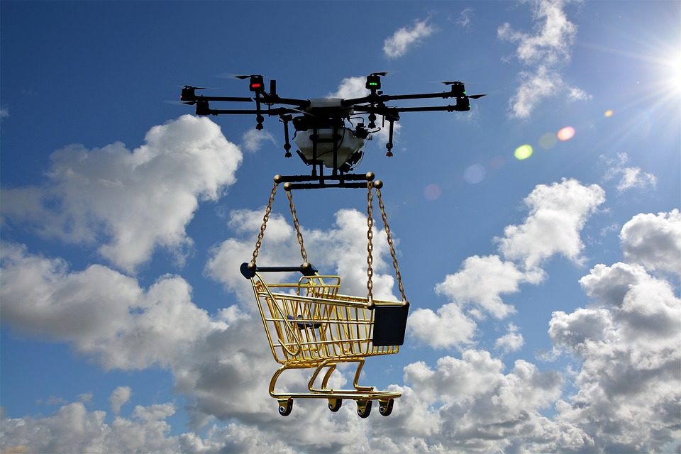 Kurier UPS będzie woził paczki dronami?